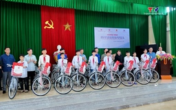 Trao quà cho trẻ em có hoàn cảnh khó khăn xã Xuân Tín