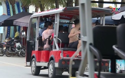Nhộn nhạo xe điện “dù” tại khu du lịch Hải Tiến
