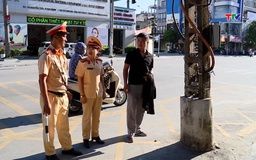 Cột điện nằm giữa đường: Hiểm họa rình rập người tham gia giao thông	