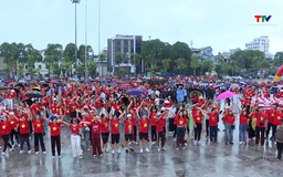 Hàng nghìn người dân Thanh Hoá đội mưa hoà mình vào chương trình “Cùng Việt Nam tiến bước”