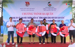 Phường Nam Sầm Sơn ra quân làm sạch biển và tặng cờ Tổ quốc cho ngư dân