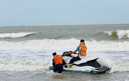 Hoằng Tiến: Rủ nhau tắm biển, 3 học sinh bị sóng cuốn