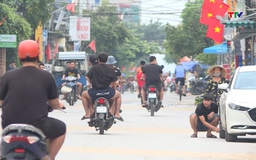 Vẫn còn nhiều người dân không đội mũ bảo hiểm khi đi mô tô, xe máy