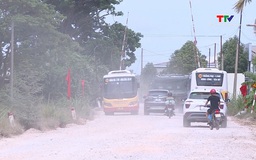 Thi công cầu vượt đường sắt qua xã Trung Chính gây mất an toàn giao thông