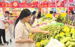 Người dân chuẩn bị thực phẩm tránh bão