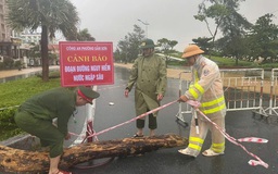 Công an phường Sầm Sơn cắm biển, phân luồng cảnh báo các khu vực ngập lụt