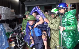 Công an Thanh Hoá hỗ trợ Nhân dân chống bão số 5
