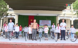 Trao tặng xe đạp cho học sinh có hoàn cảnh khó khăn 