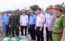 Phó Bí thư Thường trực Tỉnh uỷ Lại Thế Nguyên kiểm
tra công tác phòng chống lũ
