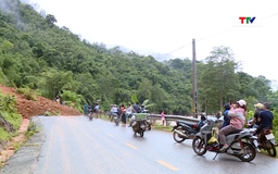 Thông tuyến quốc lộ 15C sau mưa lũ