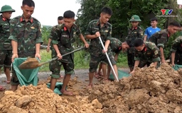''Căng mình'' giúp dân chạy lũ