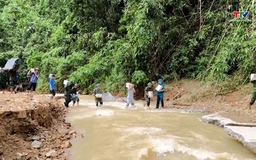 Lực lượng vũ trang Thanh Hoá hỗ trợ nhân dân khắc phục hậu quả bão số 5