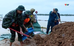 Trung đoàn 762 huy động lực lượng khắc phục sạt lở chân đê Nam sông Mã