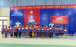 Trao quà Tiếp sức em đến trường năm học mới 2025