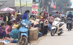 Chợ tạm trên quốc lộ 47 tiềm ẩn nguy cơ mất an toàn giao thông