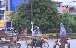 Vẫn còn vi phạm vượt đường ngang khi barie hạ chắn