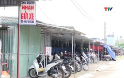 Cần sớm giải toả các ki ốt bán hàng và trông giữ xe trái phép tại Khu công nghiệp và đô thị Hoàng Long, phường Nguyệt Viên