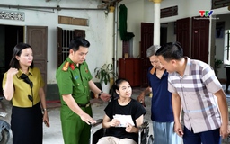 Công an xã Biện Thượng trao quà cho các hộ nghèo