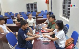 Cán bộ xã Tam Chung băng rừng, xuyên đêm tặng quà Quốc khánh 2/9 cho Nhân dân