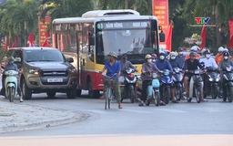 Nhiều người tham gia giao thông vẫn dừng đỗ tại vạch mắt võng