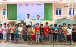 Trao tặng thiết bị giảng dạy và học bổng cho học sinh có hoàn cảnh khó khăn tại xã Yên Khương