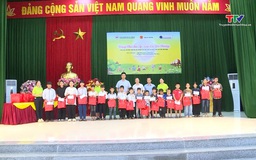 Trao tặng 50 suất quà cho trẻ em có hoàn cảnh khó khăn tại xã Thọ Phú