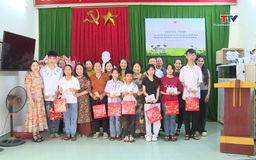 Trao học bổng cho học sinh có hoàn cảnh đặc biệt khó khăn