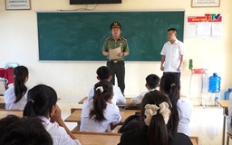 Công an xã Bát Mọt tuyên truyền phòng ngừa học sinh sử dụng hung khí