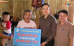 Tặng quà cho người dân xã biên giới Bát Mọt, tỉnh Thanh Hoá