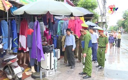 Ra quân giải tỏa vi phạm hành lang giao thông trên quốc lộ 45