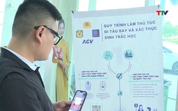 Hành khách đã bắt đầu làm quen và sử dụng VneID làm thủ tục đi máy bay