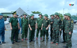 Phó Tư lệnh Quân khu 4 kiểm tra công tác ứng phó bão số 10 tại Thanh Hóa