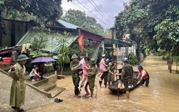 Khẩn trương tổ chức sơ tán các hộ dân sinh sống trong khu vực nguy hiểm đến nơi an toàn