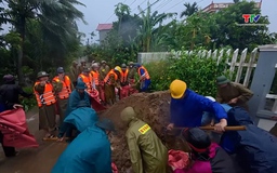 Công an Thanh Hoá: Kịp thời giúp dân khắc phục hậu quả bão số 10