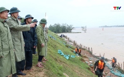 Chủ tịch Ủy ban Nhân dân tỉnh kiểm tra sự cố đê tại phường Quảng Phú