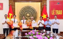 Ban Thường vụ Tỉnh ủy trao Huy hiệu Đảng cho các đồng chí nguyên lãnh đạo tỉnh