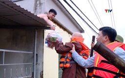 Thăm, tặng quà người dân vùng bị ảnh hưởng thiên tai