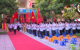 Học sinh Thanh Hoá hân hoan bước vào năm học mới