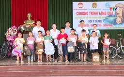 Xã Quảng Bình:Trao tặng xe đạp và dụng cụ học tập cho trẻ mồ côi, học sinh nghèo