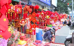 Thị trường đồ trang trí Tết 2026: Hàng Việt chiếm ưu thế