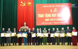 Xã Vĩnh Lộc trao Huy hiệu Đảng và đối thoại với Nhân dân