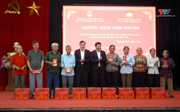 Trao qùa Tết cho người dân xã Quảng Bình