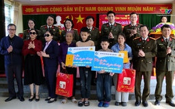Công an Thanh Hóa trao tặng quà Tết cho Hội người mù tỉnh