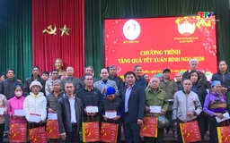 Trao quà Tết cho hộ nghèo, cận nghèo tại xã Bá Thước