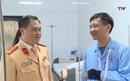 Thăm hỏi cán bộ Cảnh sát giao thông bị thương khi làm nhiệm vụ