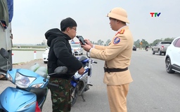 Không chấp hành nộp phạt vi phạm giao thông sẽ bị cưỡng chế khấu trừ lương, tài khoản