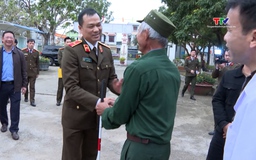 Công an Thanh Hóa chia sẻ tết nghĩa tình tặng quà trung tâm báo trợ