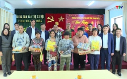 Trường THCS Trần Mai Ninh tặng quà tại Trung tâm bảo trợ xã hội