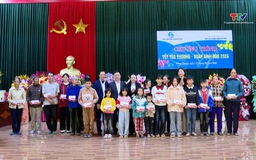 Hội Liên hiệp phụ nữ tỉnh Thanh Hoá tặng quà cho phụ nữ, trẻ mồ côi khó khăn 