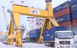 Nhộn nhịp sản xuất đầu năm trên các cầu cảng Nghi Sơn
